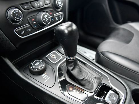 Used 2022 Jeep Cherokee Limited AWD/4WD image 24