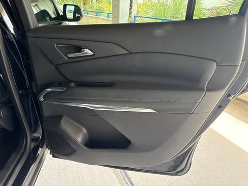 Used 2025 Chevrolet Traverse LT FWD image 14