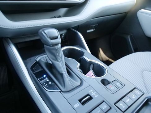 Used 2022 Toyota Highlander L image 28