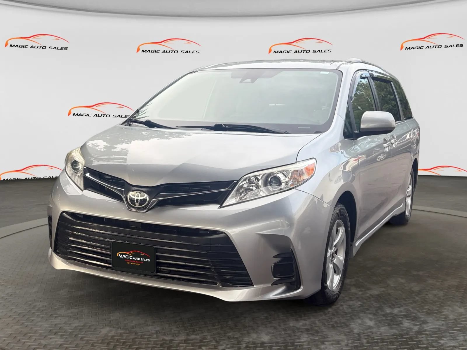 Used 2020 Toyota Sienna LE FWD image 1