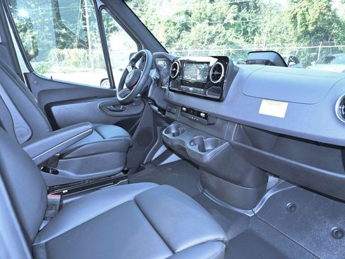 Used 2025 Mercedes-Benz Sprinter 2500 image 24