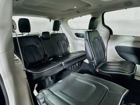 Used 2023 Chrysler Pacifica Limited FWD image 27