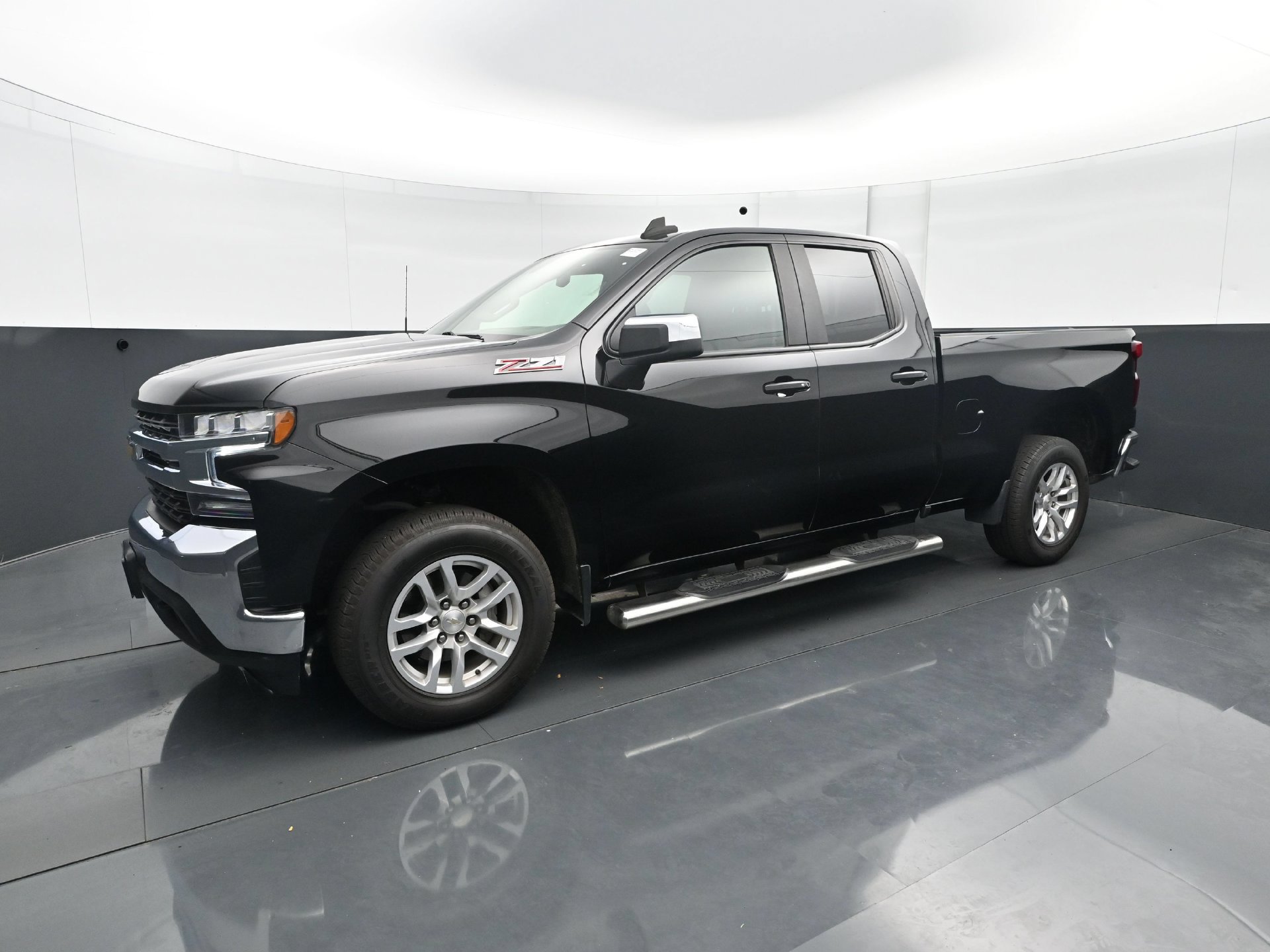 Used 2021 Chevrolet Silverado 1500 LT w/ Z71 Off-Road Package AWD/4WD image 2