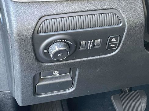 Certified 2024 Jeep Wagoneer Series II w/ Flexible Seating Group image 28