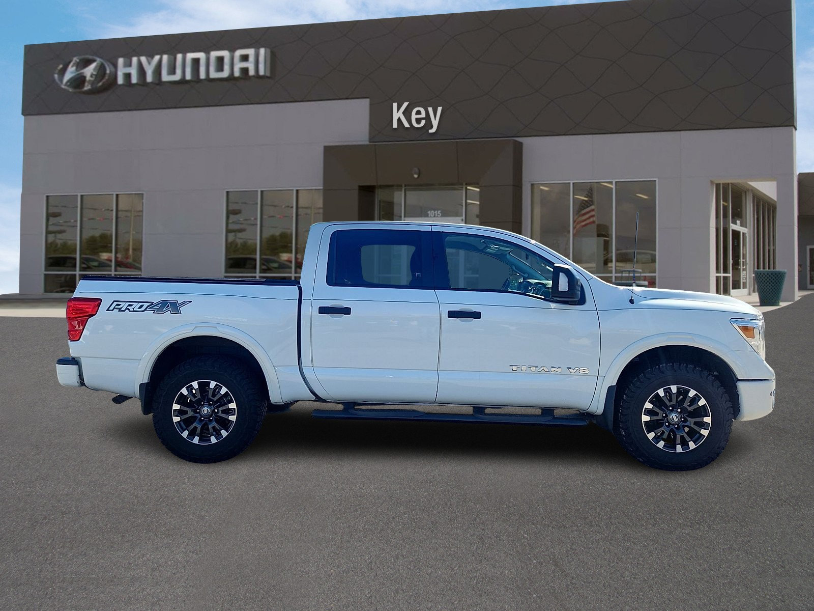 Used 2019 Nissan Titan PRO-4X w/ Pro-4x Convenience Package AWD/4WD image 2
