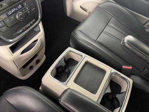 Used 2015 Chrysler Town & Country Touring image 21