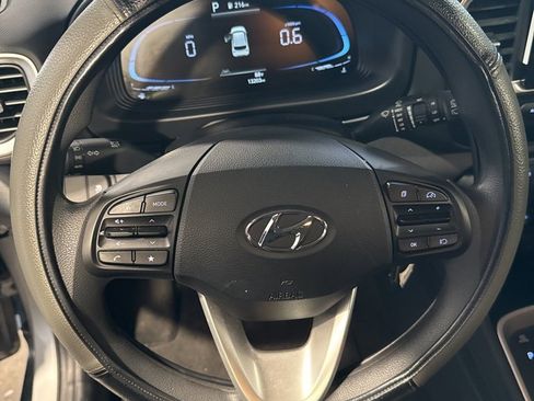 Used 2025 Hyundai Venue SE image 32