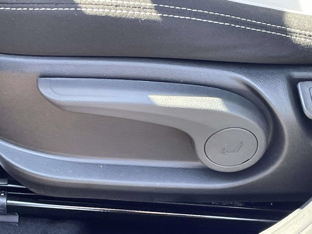 Certified 2023 Hyundai Venue SEL FWD image 16