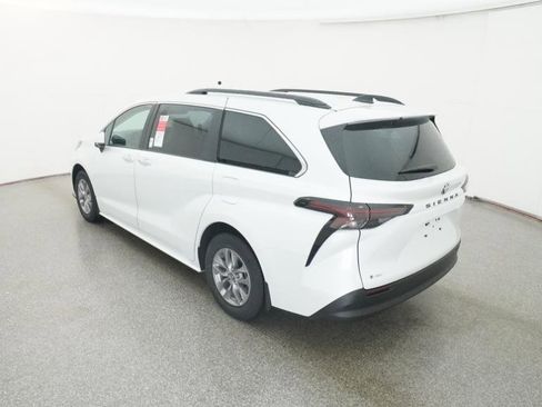 New 2026 Toyota Sienna XLE image 19