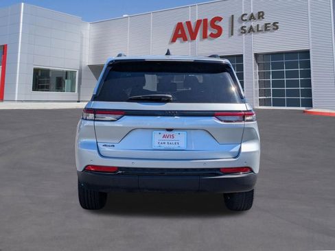 Used 2025 Jeep Grand Cherokee Altitude AWD/4WD image 7