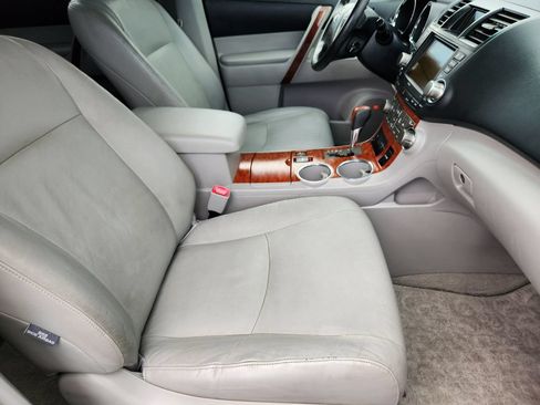 Used 2010 Toyota Highlander Limited AWD/4WD image 16
