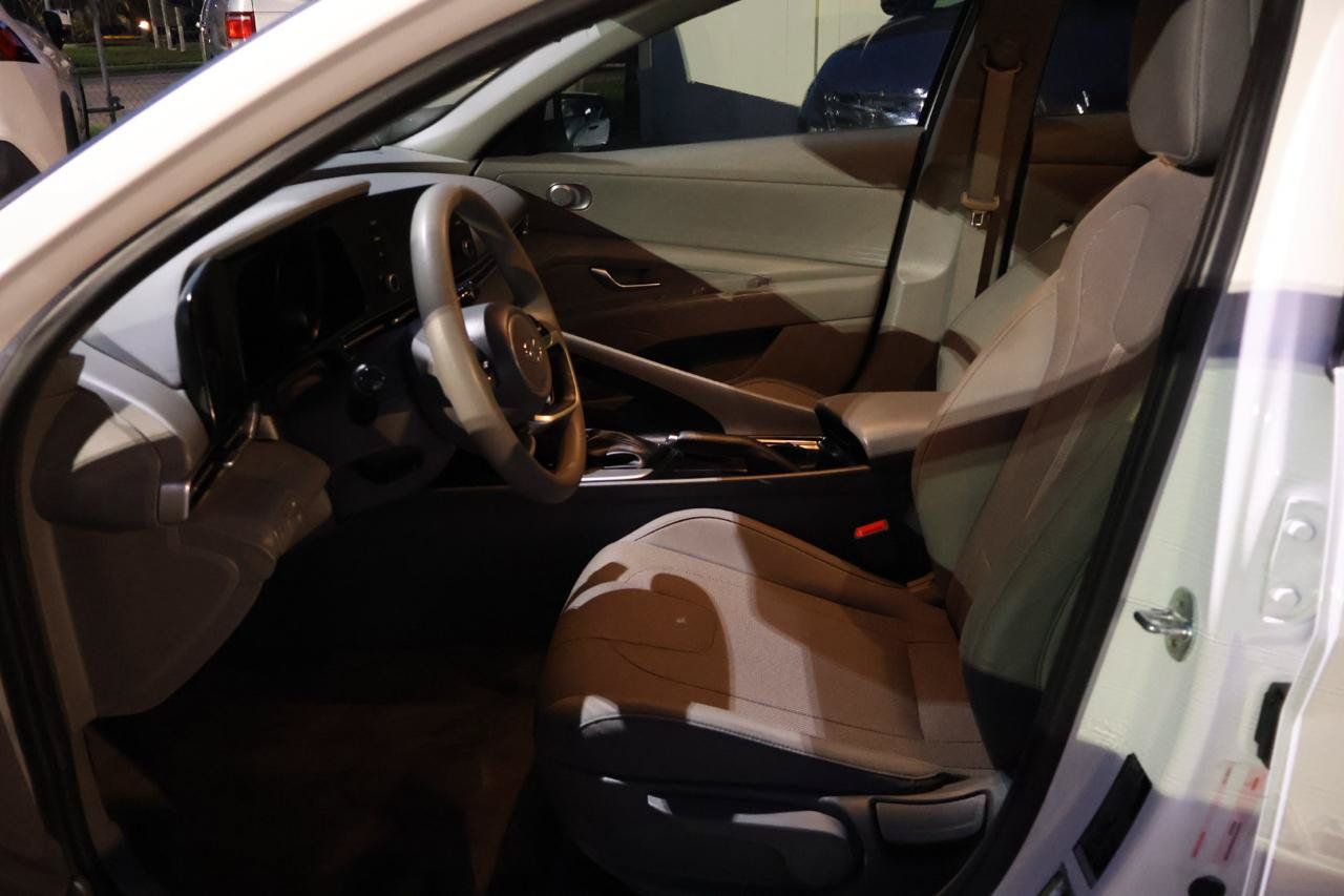 Used 2023 Hyundai Elantra SE FWD image 14