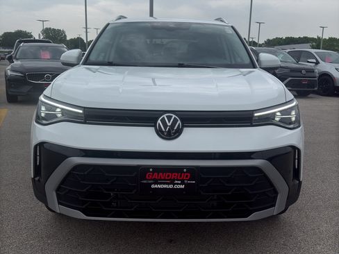Used 2025 Volkswagen Taos SE AWD/4WD image 3