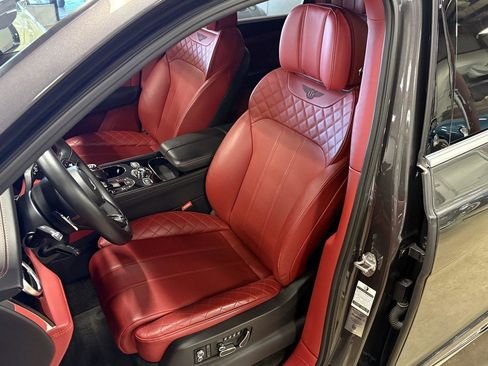 Used 2018 Bentley Bentayga image 64