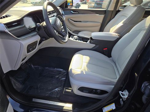 Used 2022 Jeep Grand Cherokee Overland w/ MOPAR Finishing Package image 26