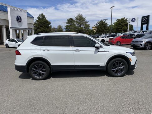 Certified 2023 Volkswagen Tiguan SE FWD image 30