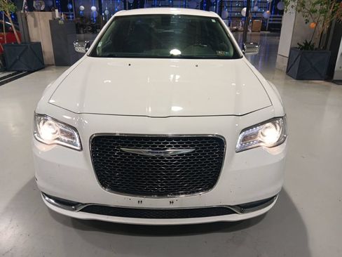 Used 2019 Chrysler 300 Limited RWD image 9