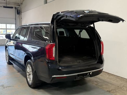 Used 2023 GMC Yukon XL SLT AWD/4WD image 4
