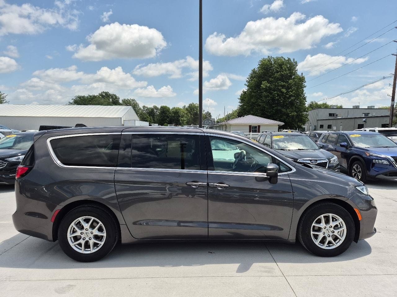 Used 2023 Chrysler Pacifica Touring-L FWD image 5