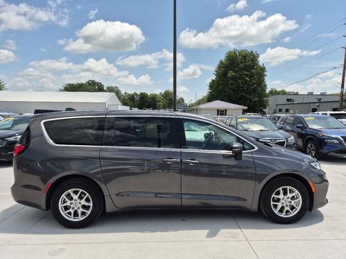 Used 2023 Chrysler Pacifica Touring-L FWD image 5