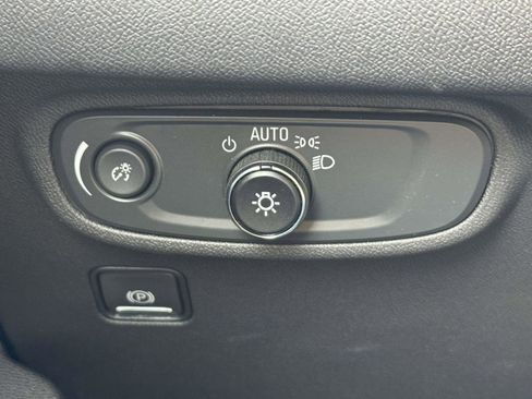 Used 2024 GMC Terrain SLE FWD image 25