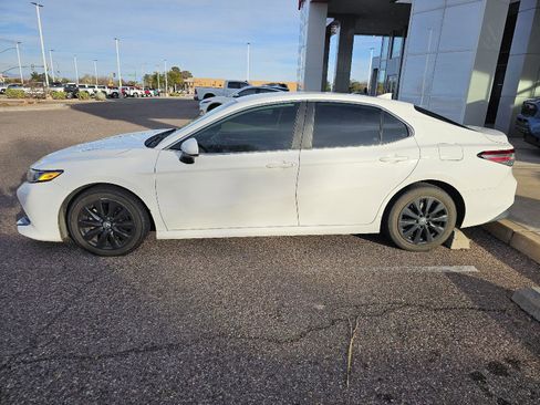 Used 2020 Toyota Camry LE image 2