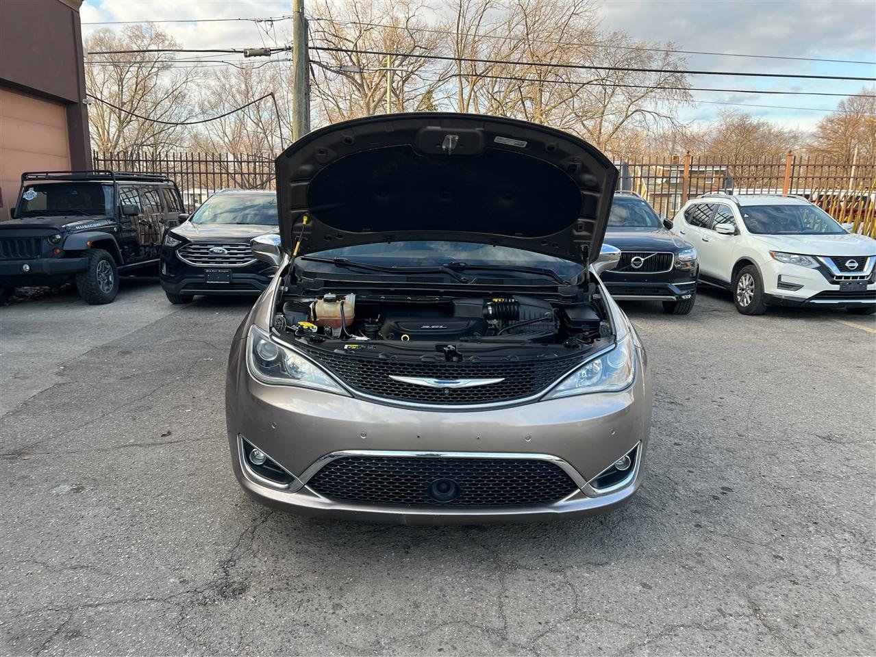 Used 2018 Chrysler Pacifica Limited FWD image 11