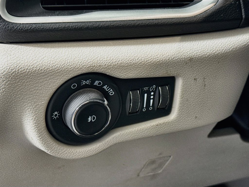 Used 2024 Chrysler Pacifica Touring-L FWD image 10