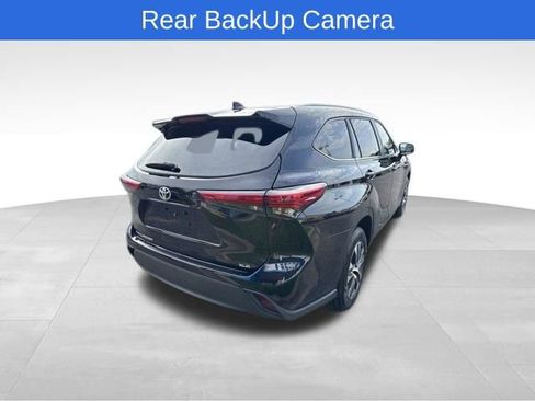 Used 2023 Toyota Highlander XLE image 6