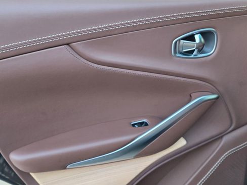 Used 2022 Aston Martin DBX image 32