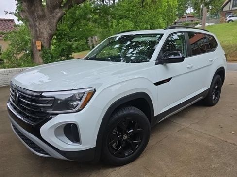 Certified 2025 Volkswagen Atlas Peak Edition SE AWD/4WD image 1