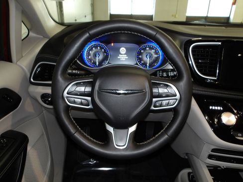 Used 2022 Chrysler Pacifica Touring-L w/ Uconnect Theater Family Group FWD image 14