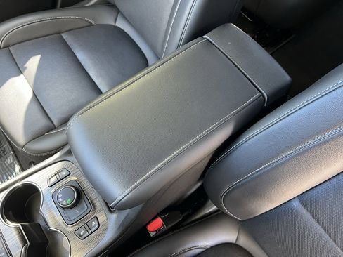 Used 2023 GMC Acadia SLT image 25