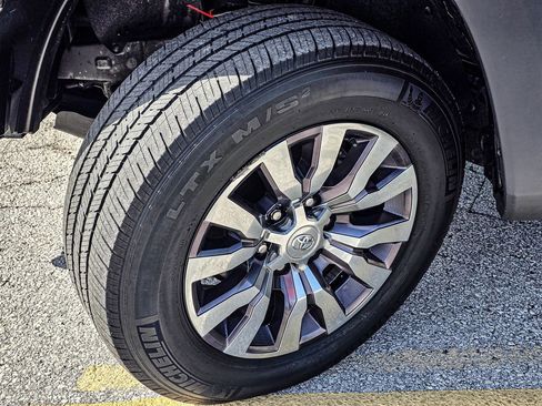 Used 2018 Toyota Tacoma TRD Off-Road AWD/4WD image 11