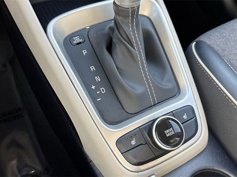 Used 2022 Hyundai Venue Limited image 51