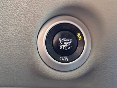 Used 2023 Chrysler Pacifica Touring-L image 37