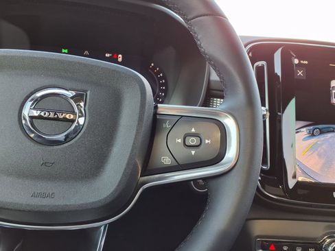 Certified 2023 Volvo XC40 B5 Plus w/ Climate Package image 29