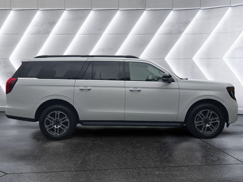Used 2025 Ford Expedition Max Active AWD/4WD image 6