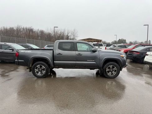 Used 2019 Toyota Tacoma TRD Sport image 5