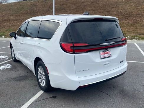 New 2026 Chrysler Pacifica Select image 5