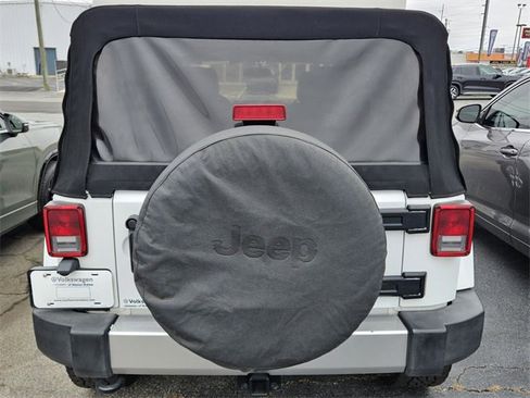 Used 2018 Jeep Wrangler Unlimited Sahara image 9