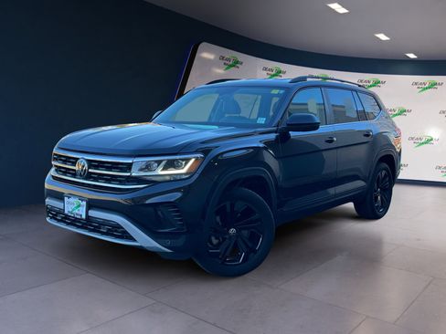 Certified 2023 Volkswagen Atlas SE w/ Black Wheel Package image 3