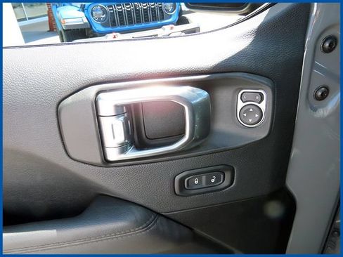 Used 2023 Jeep Wrangler Unlimited Sahara AWD/4WD image 13