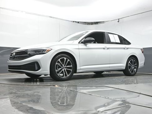 Used 2023 Volkswagen Jetta Sport image 32