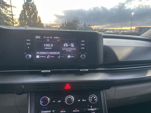 Used 2022 Kia Carnival LX image 17