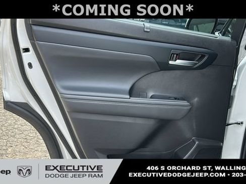 Used 2022 Toyota Highlander XLE AWD/4WD image 22