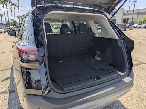 Used 2023 Nissan Rogue S FWD image 4