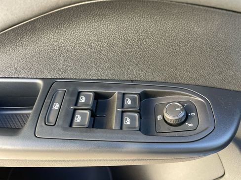 New 2026 Volkswagen Taos SE FWD image 10