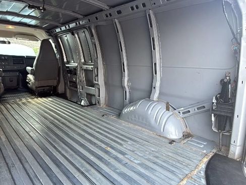 Used 2018 Chevrolet Express 3500 Extended w/ Driver Convenience Package RWD image 19