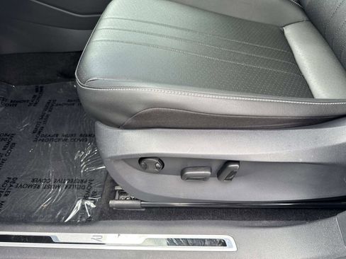 Certified 2023 Volkswagen Tiguan SE R-Line image 15